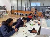 Personas sentadas en una mesa
El contenido generado por IA puede ser incorrecto.